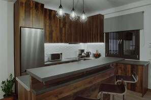 Microwave, oven, dishwasher, coffee/tea maker