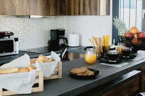 Microwave, oven, dishwasher, coffee/tea maker