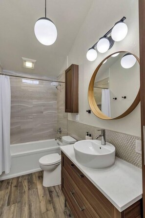 Shower, hair dryer, towels - Desert Luxe: 3BR W/Pools, Tennis (Tucson)