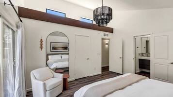 3 habitaciones, escritorio y tabla de planchar con plancha