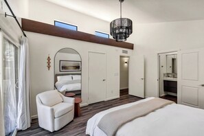 3 bedrooms, desk, iron/ironing board, travel crib