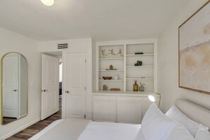 3 bedrooms, desk, iron/ironing board, travel crib