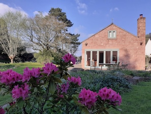 House | Exterior - Canal-side 5-bed Cottage - Sleeps 10, Pet Friendly (Stoke-on-Trent)