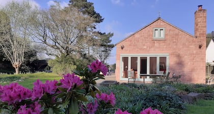 Canal-side 5-bed Cottage - Sleeps 10, Pet Friendly