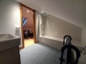 House | Bathroom | Combined shower/bathtub, deep-soaking bathtub, hair dryer, towels - Canal-side 5-bed Cottage - Sleeps 10, Pet Friendly (Stoke-on-Trent)