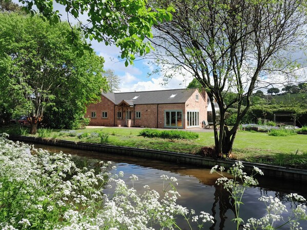 House | Property grounds - Canal-side 5-bed Cottage - Sleeps 10, Pet Friendly (Stoke-on-Trent)