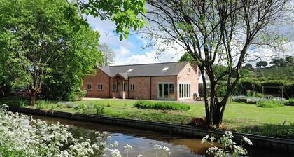Canal-side 5-bed Cottage - Sleeps 10, Pet Friendly