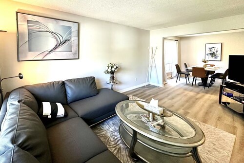 Spacious （238 sq meters）5-bedroom villa in fabulous Toronto with free parking