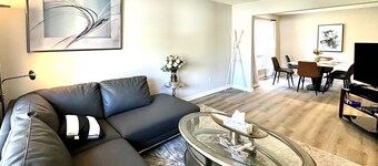 Spacious （238 sq meters）5-bedroom villa in fabulous Toronto with free parking