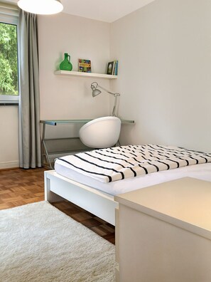 4 soverom, skrivebord, strykejern/-brett og reiseseng for barn