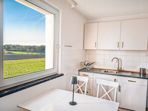 Fridge, microwave, coffee/tea maker, highchair - Unique Modern Nature Oasis in the City Center (Kassel)
