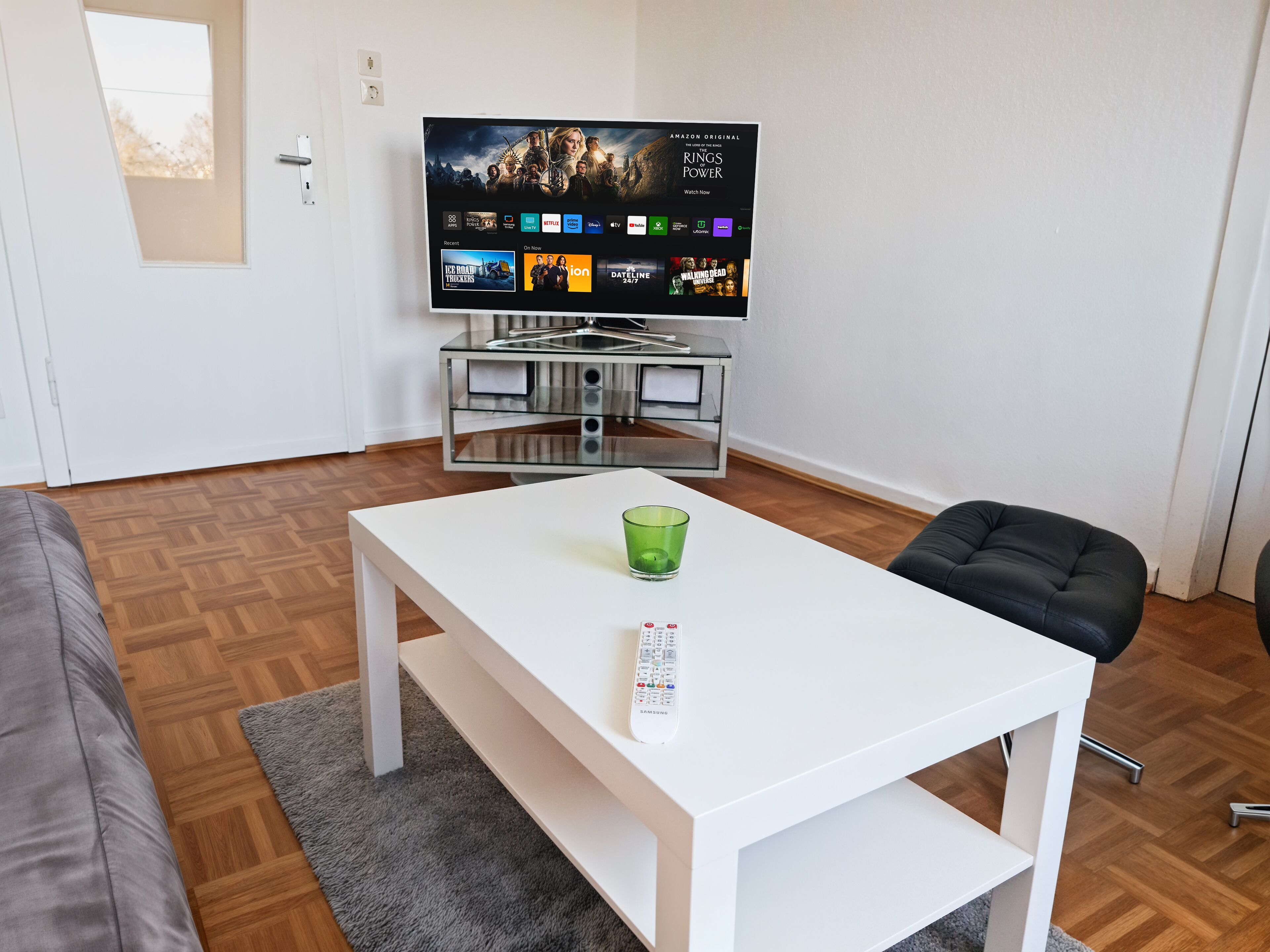 Smart-TV, Tischtennisplatte, Stereoanlage