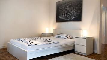 4 Schlafzimmer, Schreibtisch, Bügeleisen/Bügelbrett, Reisekinderbett