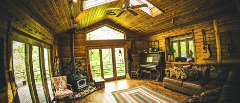 Smart TV, chimenea y estéreo