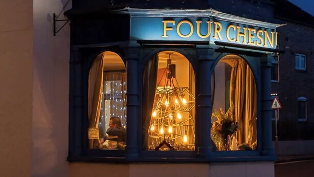 Un edificio con un letrero que dice "FOUR CHESN".
