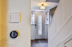 Interior - Stylish 4BR • Central Chichester + Free Parking (Chichester)