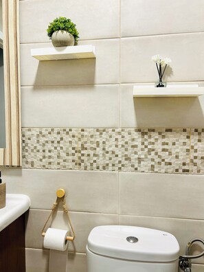 Dusche, Haartrockner, Bidet, Handtücher