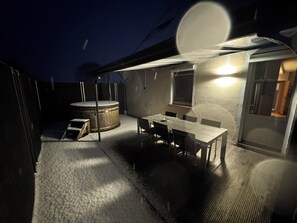 Outdoor dining - Relax in the pool, whirlpool, sauna or wood-fired hot tub. (Neubörger)