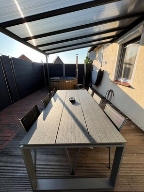 Outdoor dining - Relax in the pool, whirlpool, sauna or wood-fired hot tub. (Neubörger)