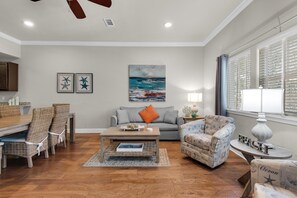 콘도, 침대(  여러 개) (Alerio B204) | 거실 공간 | TV