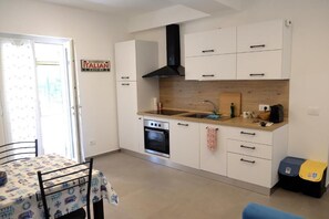 Frigorifero, forno, piano cottura, lavastoviglie