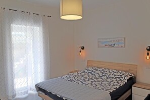 1 chambre, fer et planche à repasser, lit de bébé portatif