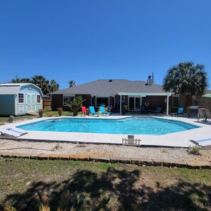 Outdoor pool - 
Large heated/chilled private pool 6 feet deep. 10 minutes to Beach/Golf  (Navarre)