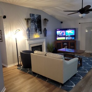 Smart TV, fireplace, books, stereo - 
Large heated/chilled private pool 6 feet deep. 10 minutes to Beach/Golf  (Navarre)
