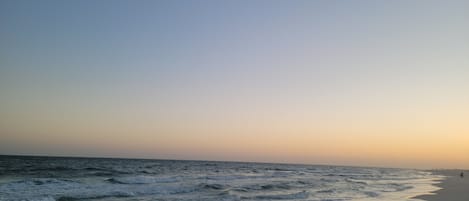 沙滩椅、沙滩毛巾