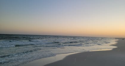 Large private in ground pool 6 feet deep. 10 minutes to Beach/Golf Very clean