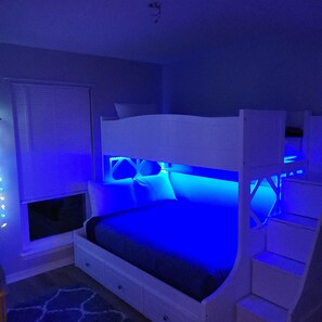 4 bedrooms, iron/ironing board, travel crib, WiFi - 
Large private in ground pool 6 feet deep. 10 minutes to Beach/Golf Very clean (Navarre)