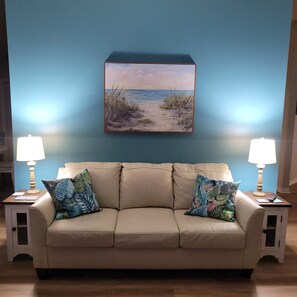 Smart TV, fireplace, books, stereo - 
Large private in ground pool 6 feet deep. 10 minutes to Beach/Golf Very clean (Navarre)