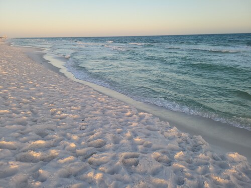 
Large heated/chilled private pool 6 feet deep. 10 minutes to Beach/Golf 