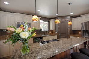 Fridge, microwave, oven, stovetop - Large house with lots of space. Just minutes away from national forest. (Thayne)