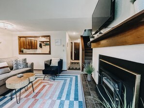 Appart'hôtel, 2 chambres, fumeurs, balcon | Salle de séjour