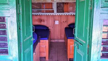 Gemeinsamer Comfort-Schlafsaal, Balkon, Bergblick | Schreibtisch, laptopgeeigneter Arbeitsplatz, kostenloses WLAN