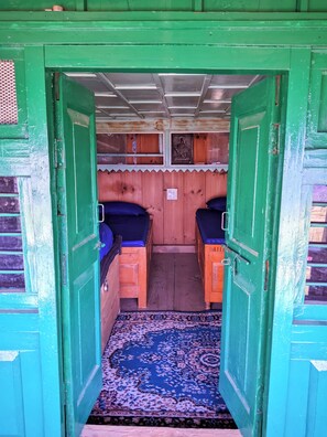 Dormitorio compartido Confort, balcón, vistas a la montaña | Escritorio, espacio para trabajar con un portátil, wifi gratis