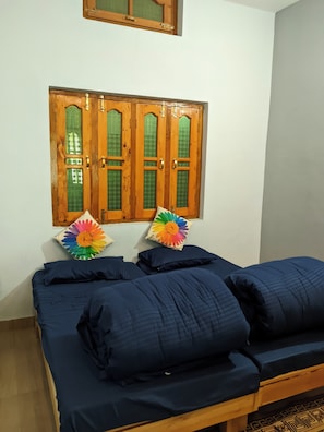 Escritorio, espacio para trabajar con laptop y wifi gratis