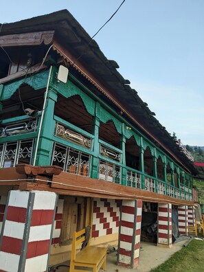 Exterior - Benzer stays  (Mori)