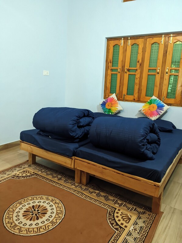 Desk, laptop workspace, free WiFi - Benzer stays  (Mori)