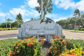 Apartamento, 1 cama de matrimonio grande con sofá cama (Fifth floor condo with pools, spas, t) | Jardines del alojamiento