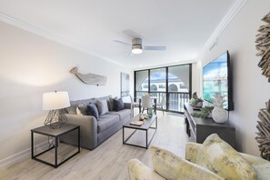 公寓客房, 1 張特大雙人床和 1 張沙發床 (Fifth floor condo with pools, spas, t) | 起居區