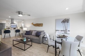 Leilighet, 1 kingsize-seng med sovesofa (Fifth floor condo with pools, spas, t) | Oppholdsområde