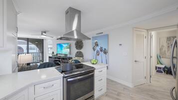 Condo, 1 King Bed with Sofa bed (Fifth floor condo with pools, spas, t) | Private kitchen