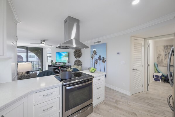 Condo, 1 King Bed with Sofa bed (Fifth floor condo with pools, spas, t) | Private kitchen