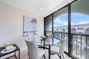 Condo, 1 King Bed with Sofa bed (Fifth floor condo with pools, spas, t) | Dining