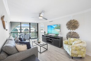 Appart'hôtel, 1 très grand lit et 1 canapé-lit (Fifth floor condo with pools, spas, t) | Coin séjour