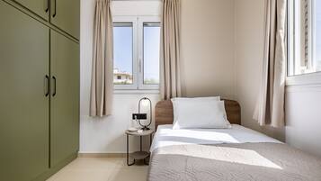 2 soveværelser, pengeskab på værelset, strygejern/strygebræt