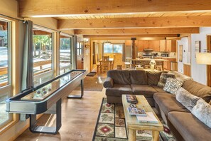 智能电视、壁炉、电子游戏、DVD 播放器