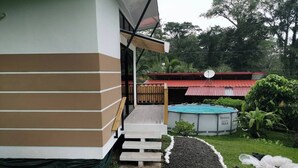 Bungalow tiện nghi đơn giản, ban công, quang cảnh công viên